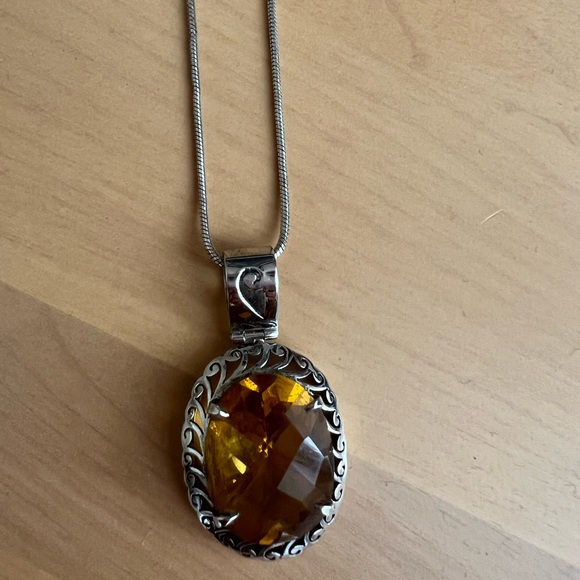 Silver necklace with large yellow topaz stone pendant - Picture 4 of 5